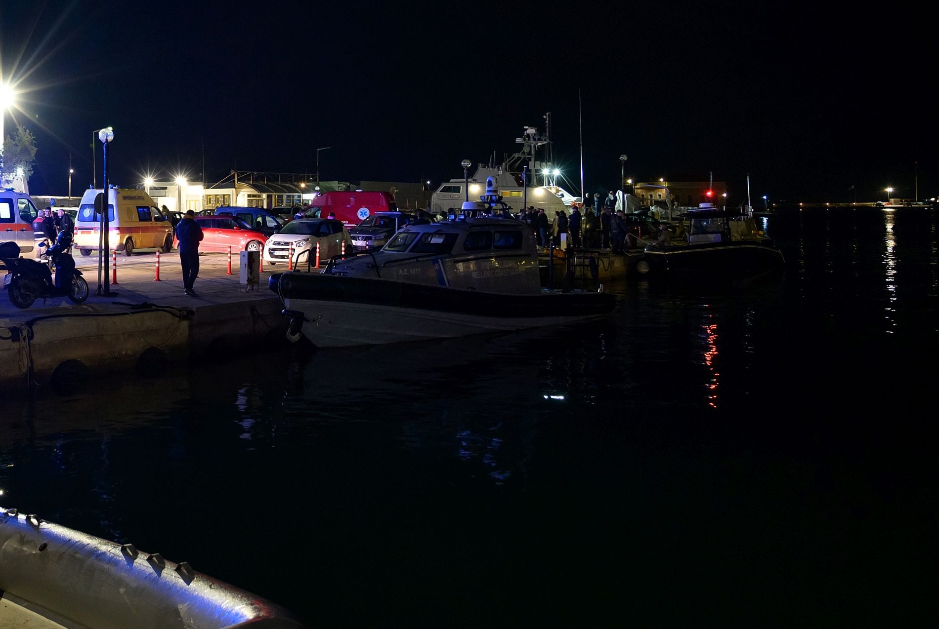 &Chi;ί&omicron;&sigmaf;: &Tau;&omicron;&upsilon;&lambda;ά&chi;&iota;&sigma;&tau;&omicron;&nu; 15 &nu;&epsilon;&kappa;&rho;&omicron;ί &ndash; &Epsilon;&nu;&eta;&mu;έ&rho;&omega;&sigma;&eta; &tau;&omicron;&upsilon; &Lambda;&iota;&mu;&epsilon;&nu;&iota;&kappa;&omicron;ύ &gamma;&iota;&alpha; &tau;&omicron; &alpha;&iota;&mu;&alpha;&tau;&eta;&rho;ό &epsilon;&pi;&epsilon;&iota;&sigma;ό&delta;&iota;&omicron; &mu;&epsilon; &sigma;&kappa;ά&phi;&omicron;&sigmaf; &delta;&iota;&alpha;&kappa;&iota;&nu;&eta;&tau;ώ&nu;