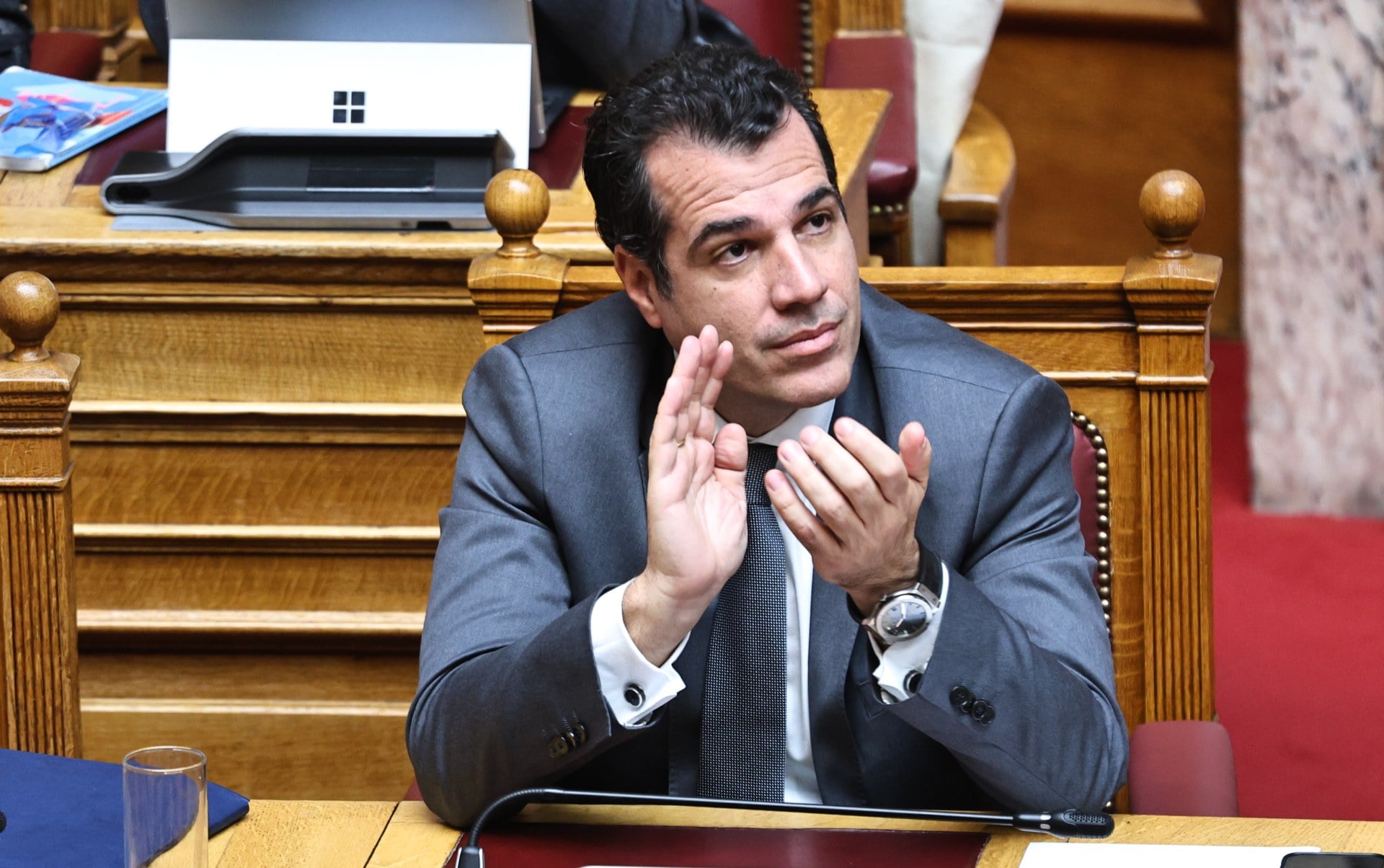 &Beta;&omicron;&upsilon;&lambda;ή: &Pi;έ&rho;&alpha;&sigma;&epsilon; &tau;&omicron; &nu;&omicron;&mu;&omicron;&sigma;&chi;έ&delta;&iota;&omicron; &gamma;&iota;&alpha; &tau;&eta; &nu;ό&mu;&iota;&mu;&eta; &mu;&epsilon;&tau;&alpha;&nu;ά&sigma;&tau;&epsilon;&upsilon;&sigma;&eta;