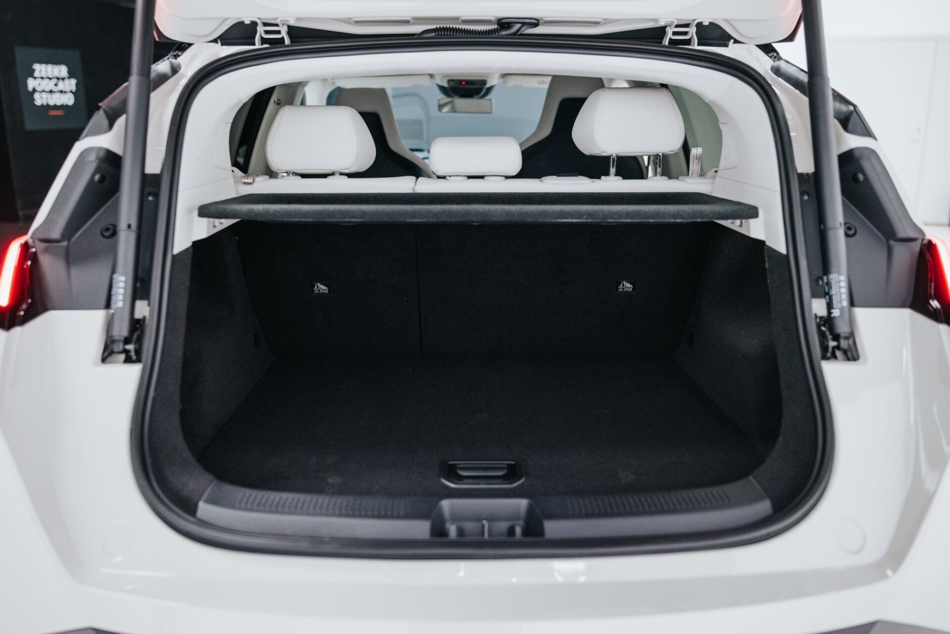 2-zeekr-x-port-mpagkaz