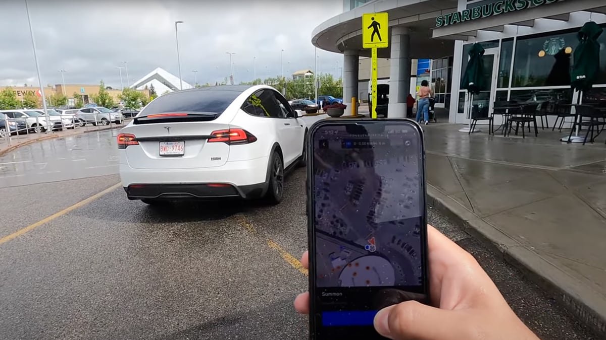 tesla-model-x-plaid-smart-summon