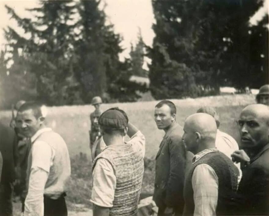 Στη δημοσιότητα για πρώτη φορά φωτογραφίες με τα πρόσωπα των 200 εκτελεσθέντων στην Καισαριανή, βρέθηκαν σε δημοπρασία στο eBay