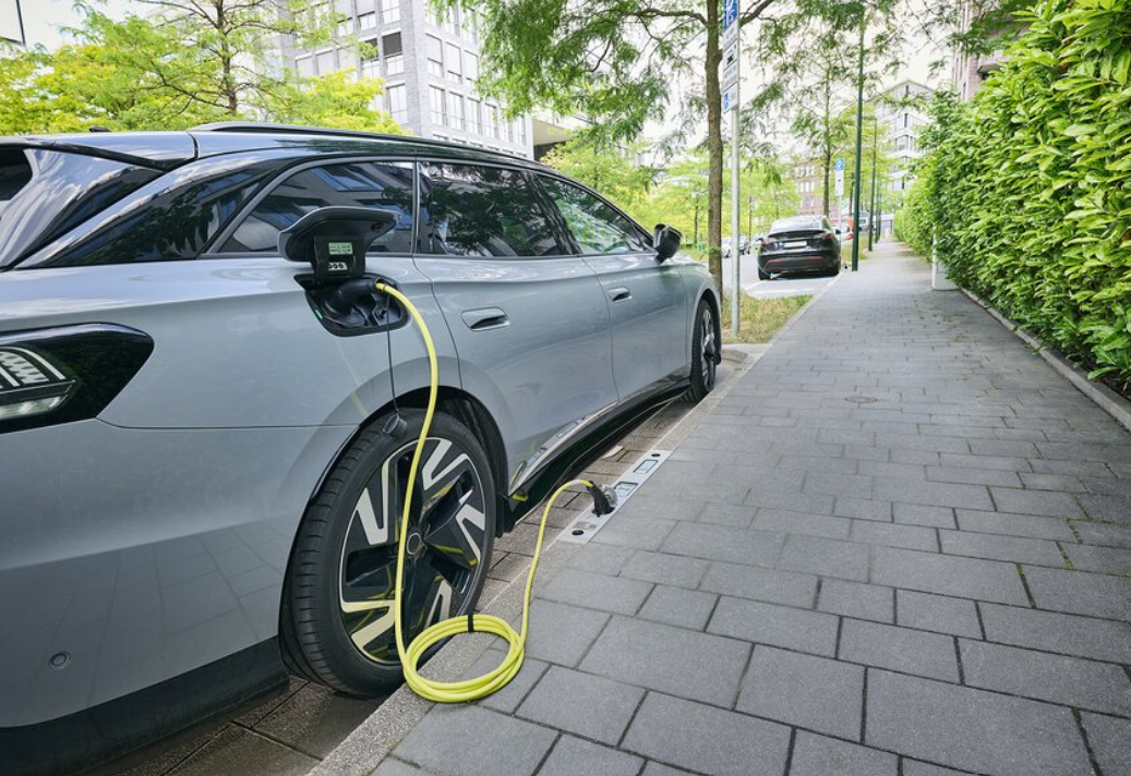 Rheinmetall-fortistis-kalodio-kalwdio-volkswagen-id.7-tourer-pezodromio