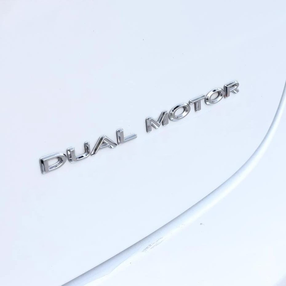 tesla-dual-motor-lefko-aspro