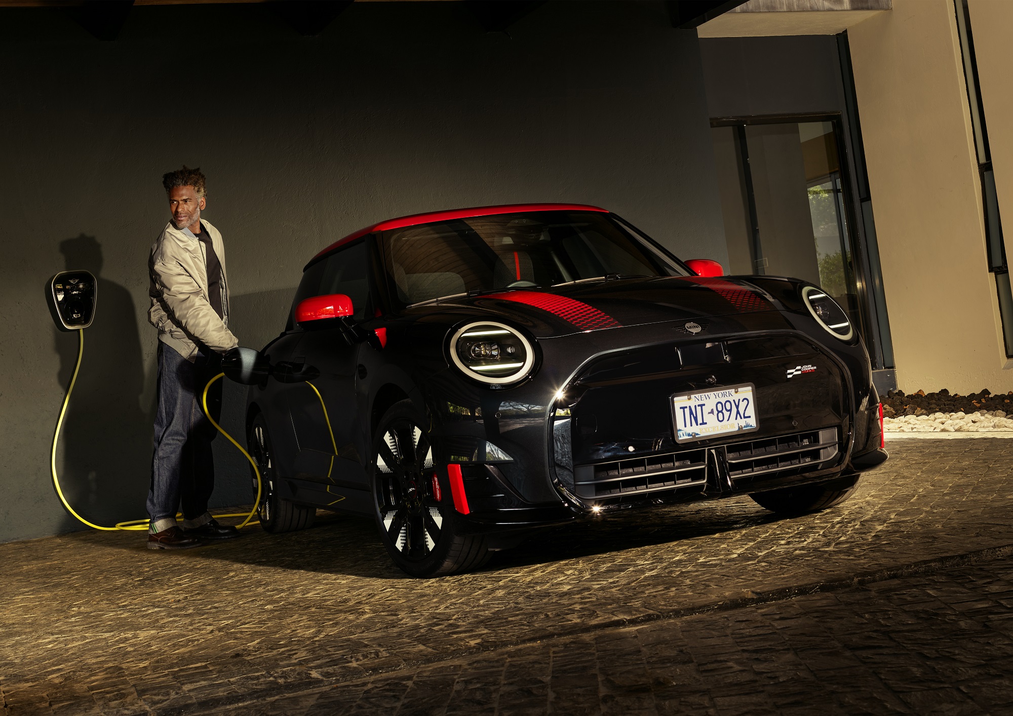 mini-cooper-jcw-fortisi-kalodio-kalwdio-ameriki-usa-new-york-nea-yorki-antras-anthropos