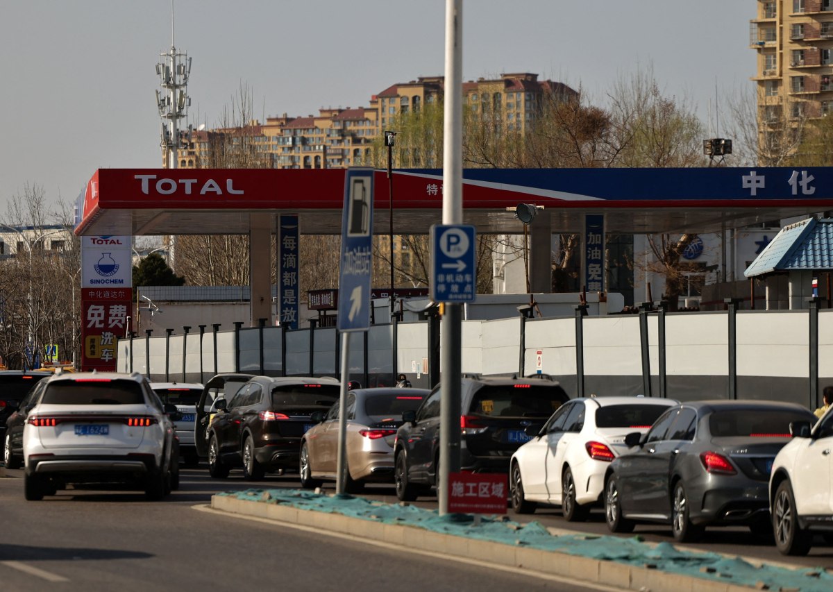 &Omicron;&upsilon;&rho;έ&sigmaf; &sigma;&tau;&alpha; &pi;&rho;&alpha;&tau;ή&rho;&iota;&alpha; &kappa;&alpha;&upsilon;&sigma;ί&mu;&omega;&nu; &tau;&eta;&sigmaf; &Kappa;ί&nu;&alpha;&sigmaf; &kappa;&alpha;&theta;ώ&sigmaf; &omicron;&iota; &tau;&iota;&mu;έ&sigmaf; ό&lambda;&omicron; &kappa;&alpha;&iota; &alpha;&nu;&epsilon;&beta;&alpha;ί&nu;&omicron;&upsilon;&nu; (Reuters)