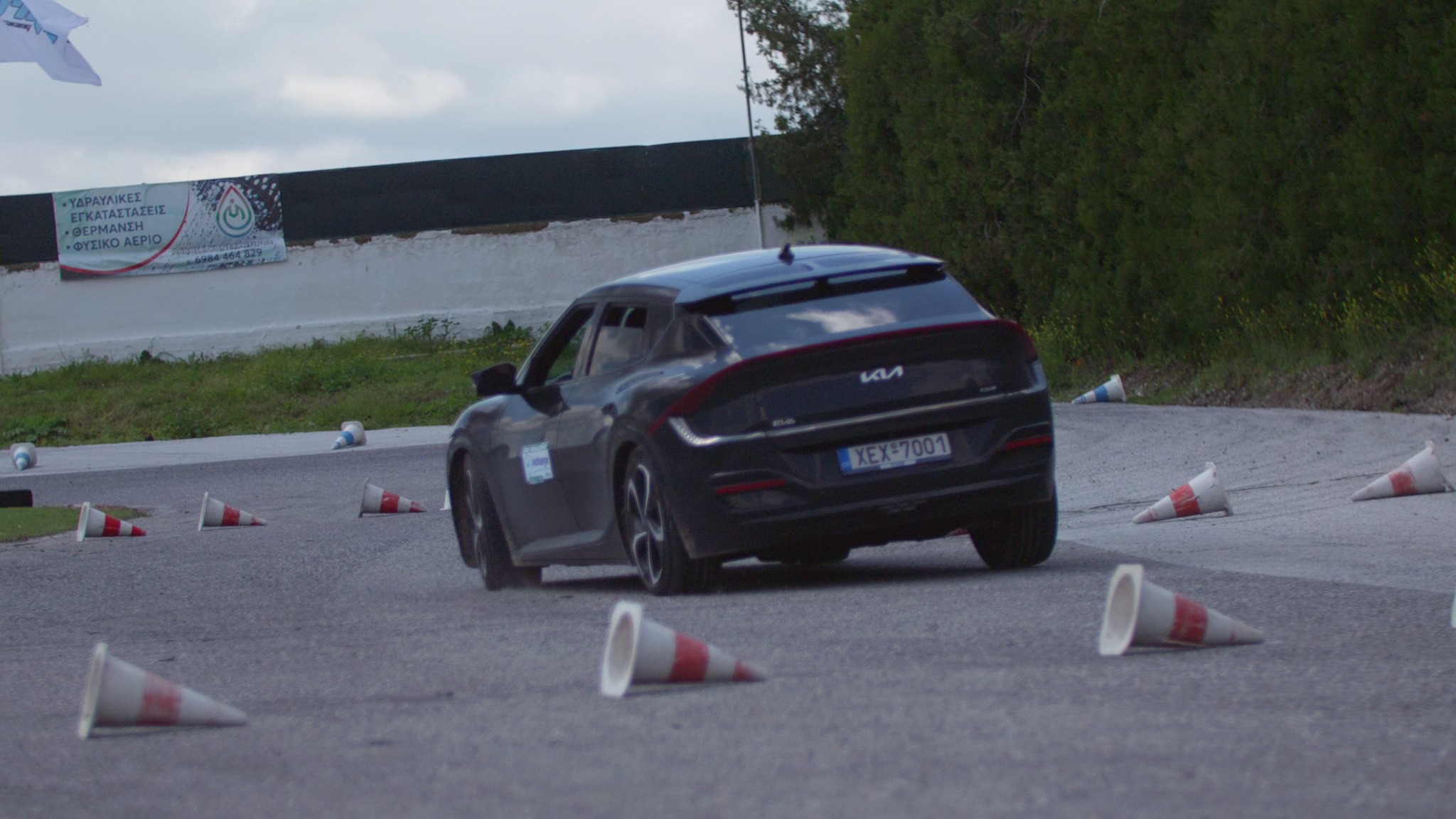 6-4i-panelladiki-sinantisi-ilektrokinisis-kia-ev6-car-parkour