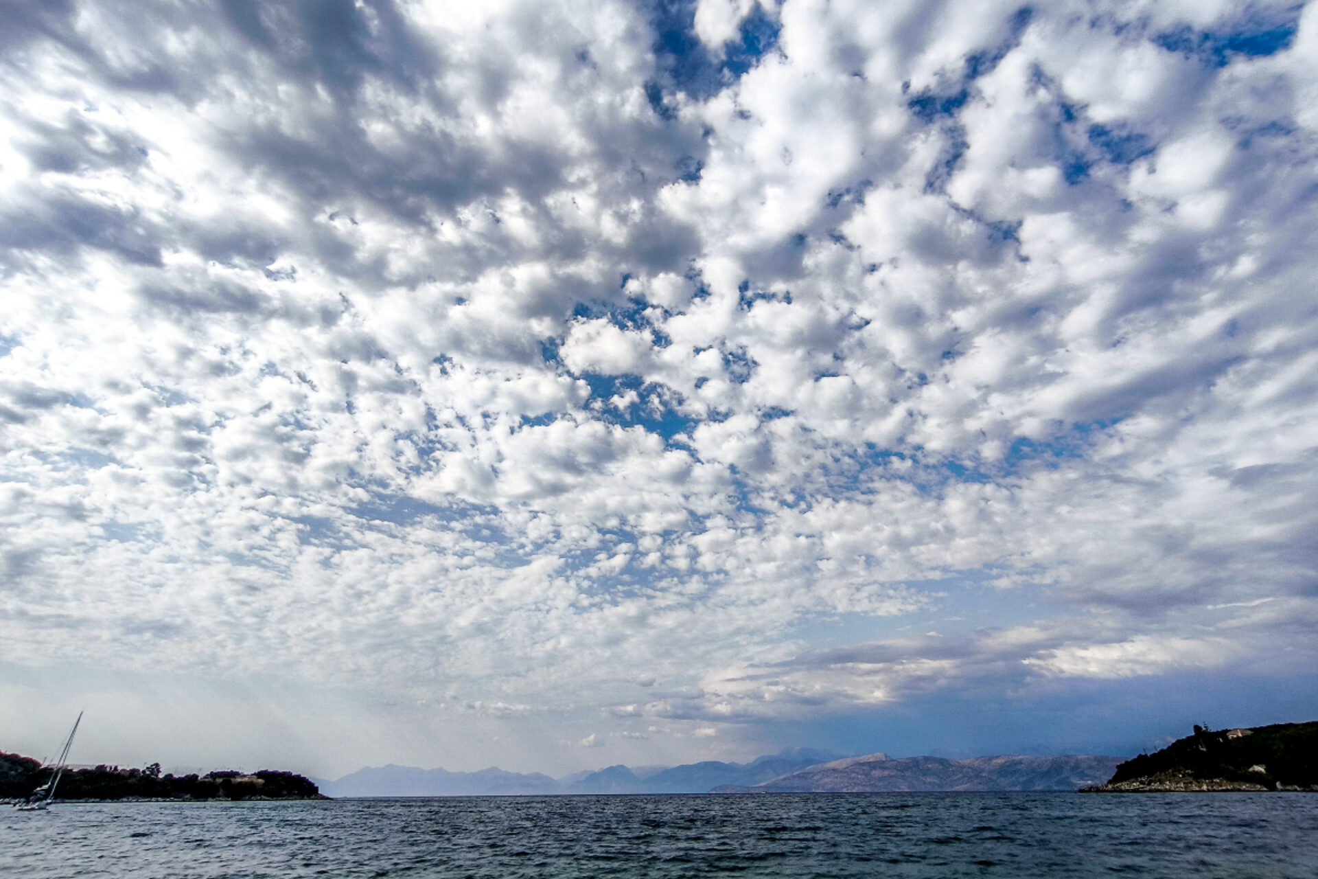 Καιρός: Ζέστη, αλλά με βροχές – Οι περιοχές που θα επηρεαστούν