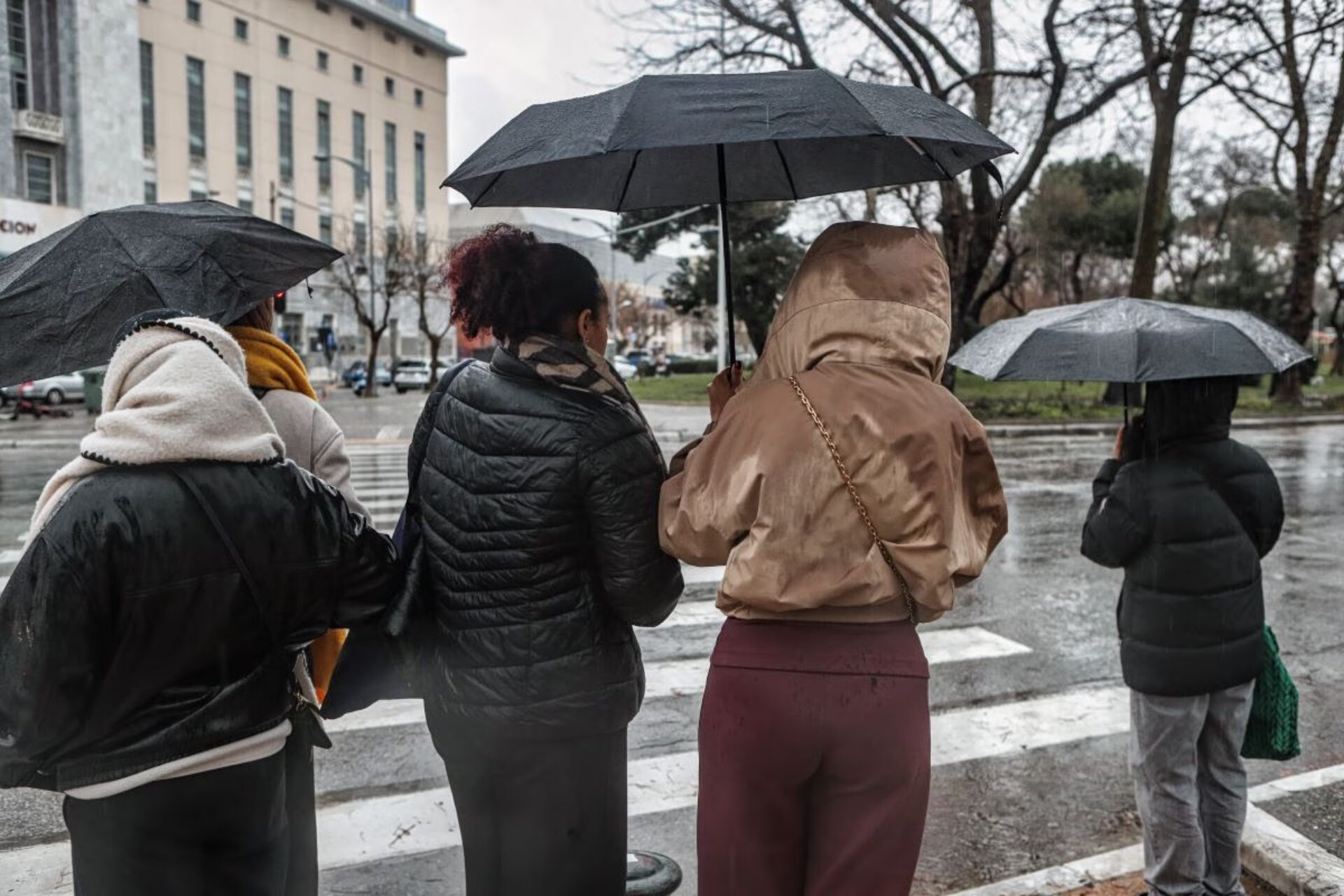Καιρός: Πτώση θερμοκρασίας και άνεμοι έως 8 μποφόρ – Πού θα χτυπήσουν βροχές και καταιγίδες