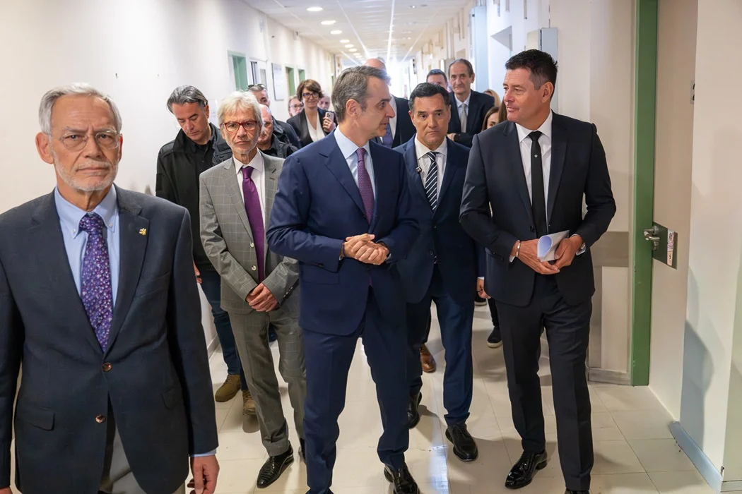 Ο Πρωθυπουργός, Κυριάκος Μητσοτάκης, και ο Ιδρυτής και Πρόεδρος της Allwyn, Karel Komarek, περιηγούνται στους χώρους του Αντικαρκινικού Νοσοκομείου «ΜΕΤΑΞΑ» και ενημερώνονται για τις παρεμβάσεις που θα πραγματοποιηθούν