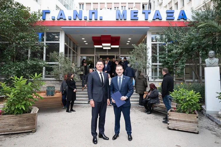 . O Ιδρυτής και Πρόεδρος της Allwyn, Karel Komarek, με τον Διοικητή του Αντικαρκινικού Νοσοκομείου «Μεταξά», Σαράντο Ευσταθόπουλο