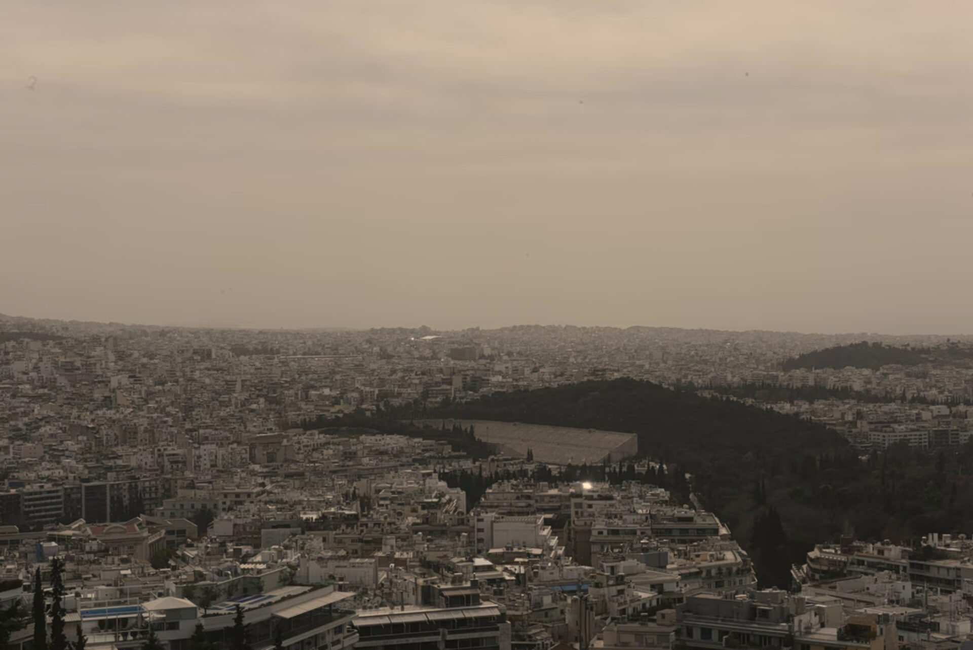 Η αφρικανική σκόνη «πνίγει» την Αττική – Πού αναμένονται λασποβροχές, πότε καθαρίζει το τοπίο