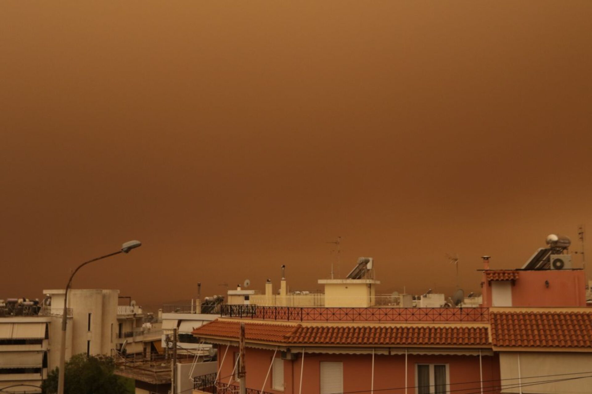 Καιρός: Αλλαγή σκηνικού με λασποβροχές, αφρικανική σκόνη και ισχυρούς ανέμους