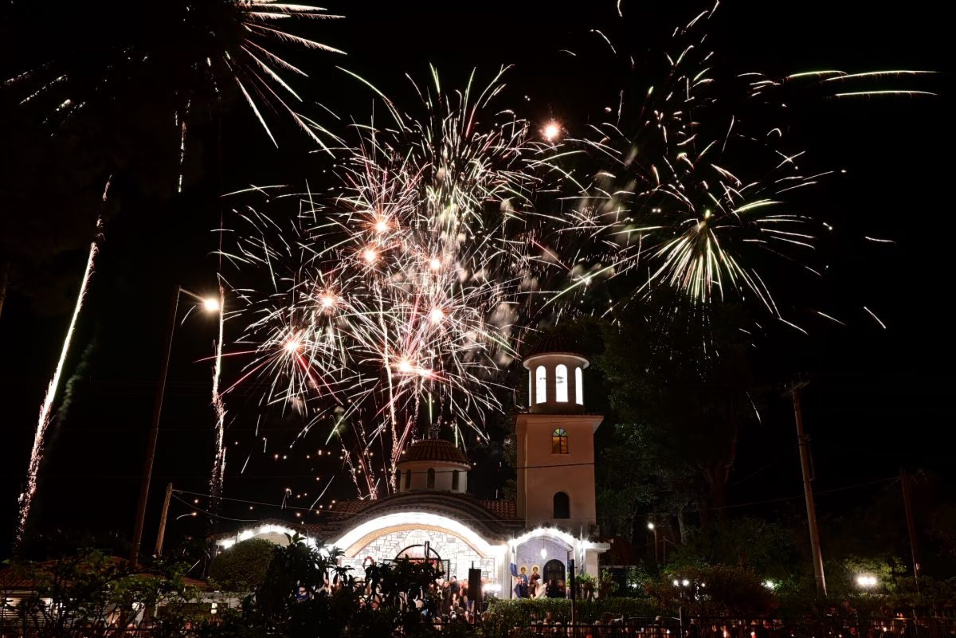 Καιρός Πάσχα: Η τελική πρόγνωση για Επιτάφιο, Ανάσταση και κυριακάτικο τραπέζι – Πού θα χρειαστεί ομπρέλα