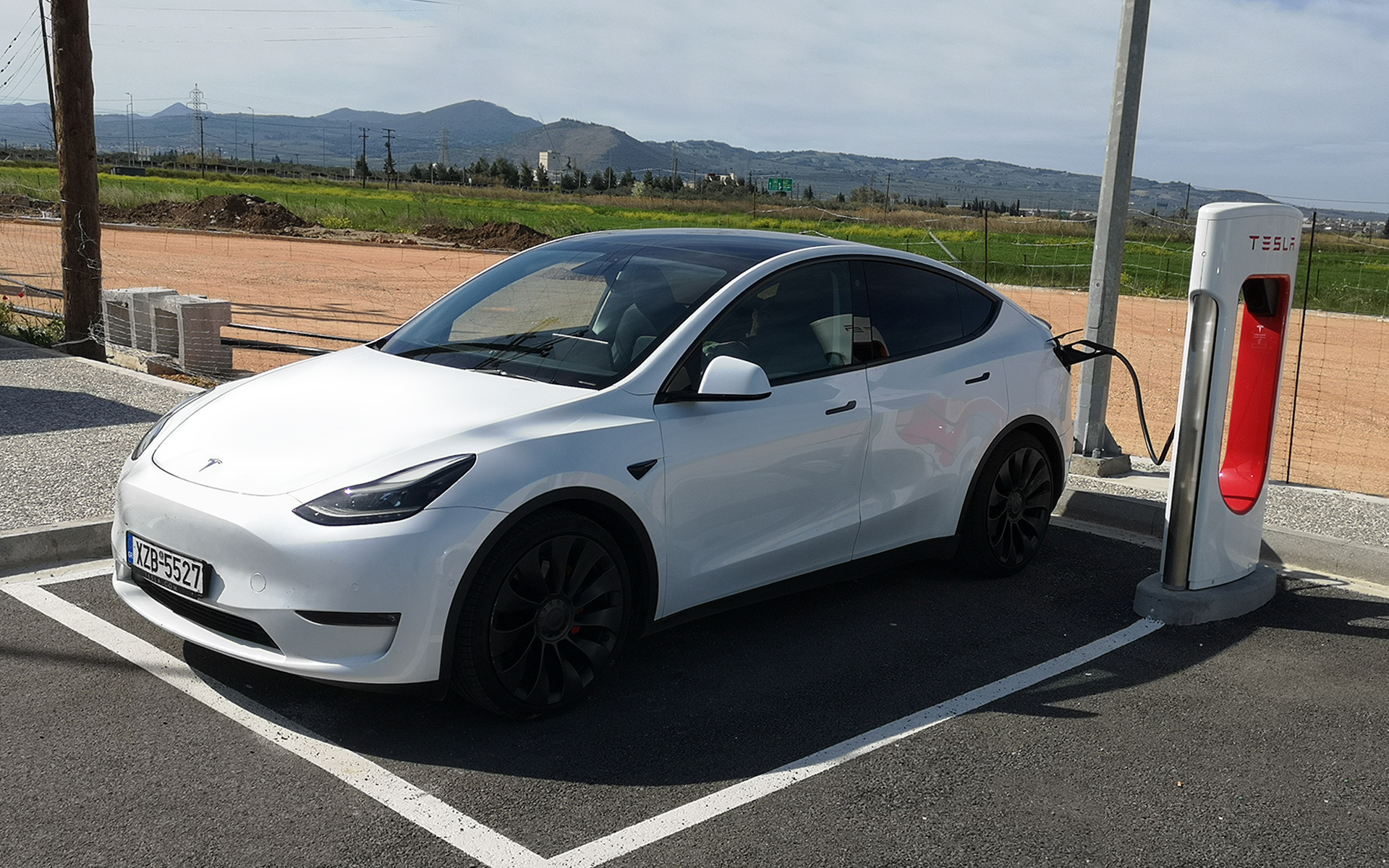 https://ellada.press/wp-content/uploads/2026/04/Το-φθηνότερο-Tesla-Model-Y-πλέον-είναι-τετρακίνητο-Η.jpg
