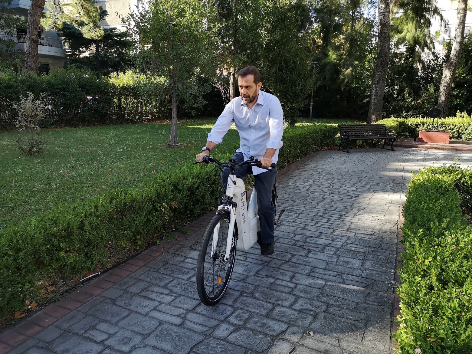 https://ellada.press/wp-content/uploads/2026/05/Αποκλειστικό-Βρήκαμε-το-μοναδικό-ποδήλατο-υδρογόνου-που-κυκλοφορεί-στην-Αθήνα.jpg