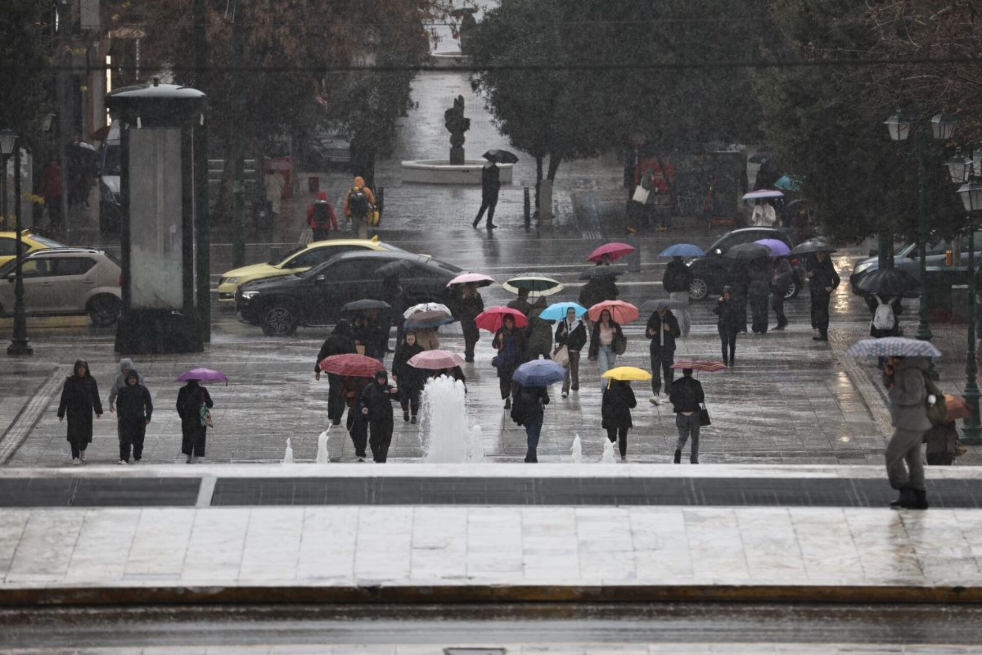 Καιρός Πρωτομαγιά: Πτώση θερμοκρασίας έως 10 βαθμούς, βροχές και άνεμοι 8 μποφόρ