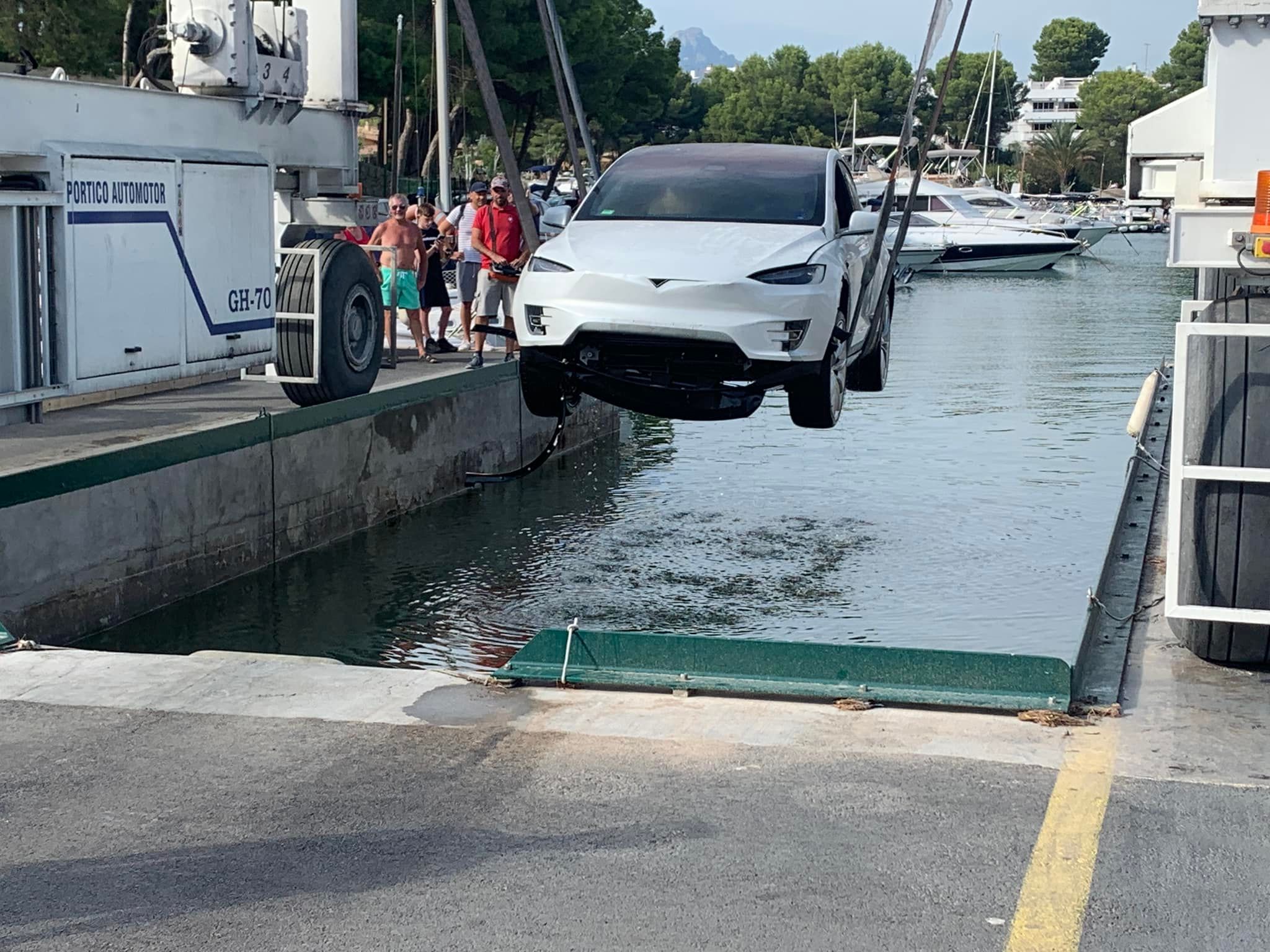 tesla-model-x-submerged-2
