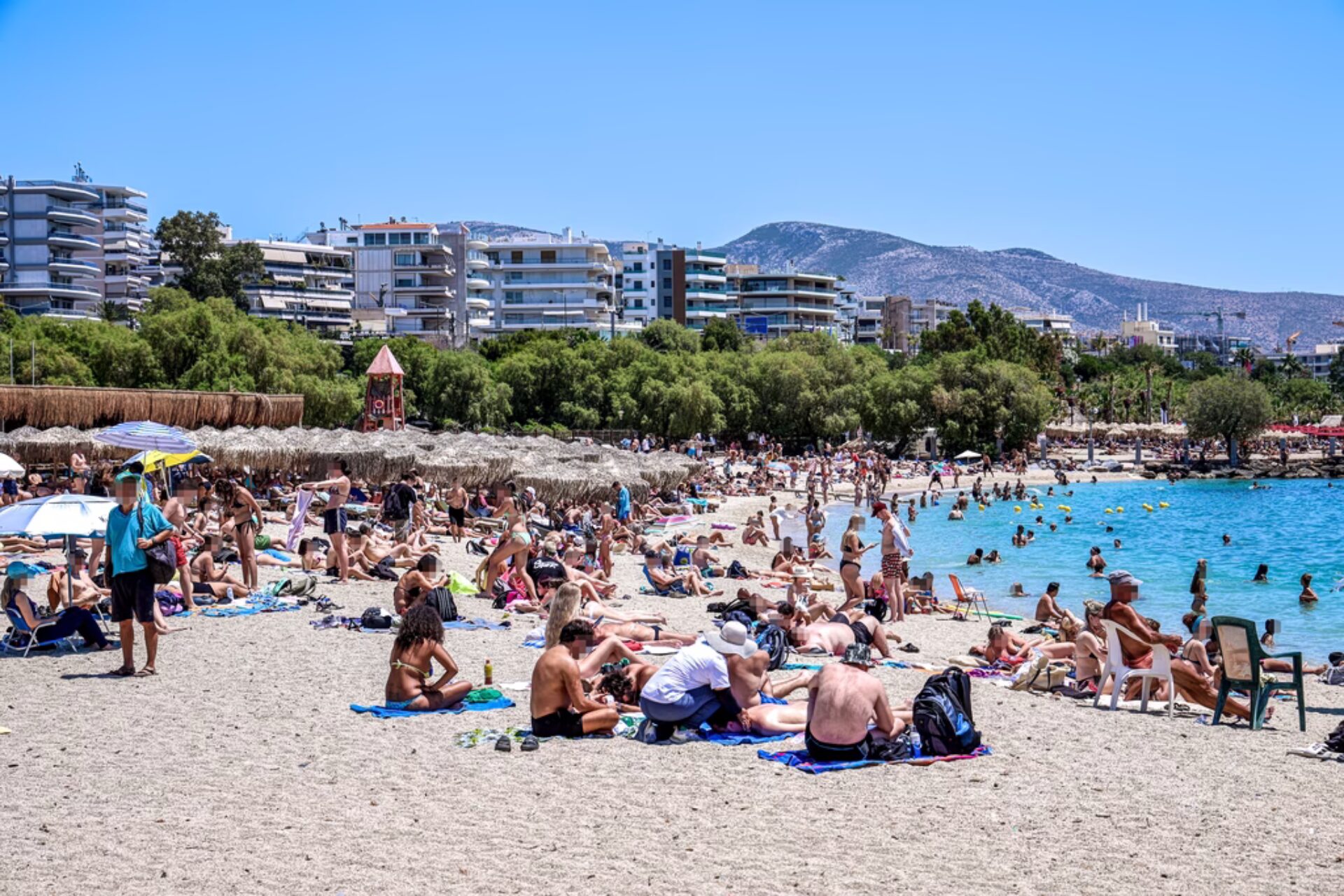 Τριήμερο Αγίου Πνεύματος: «Βούλιαξαν» οι παραλίες της Αττικής – Μαζική έξοδος των εκδρομέων
