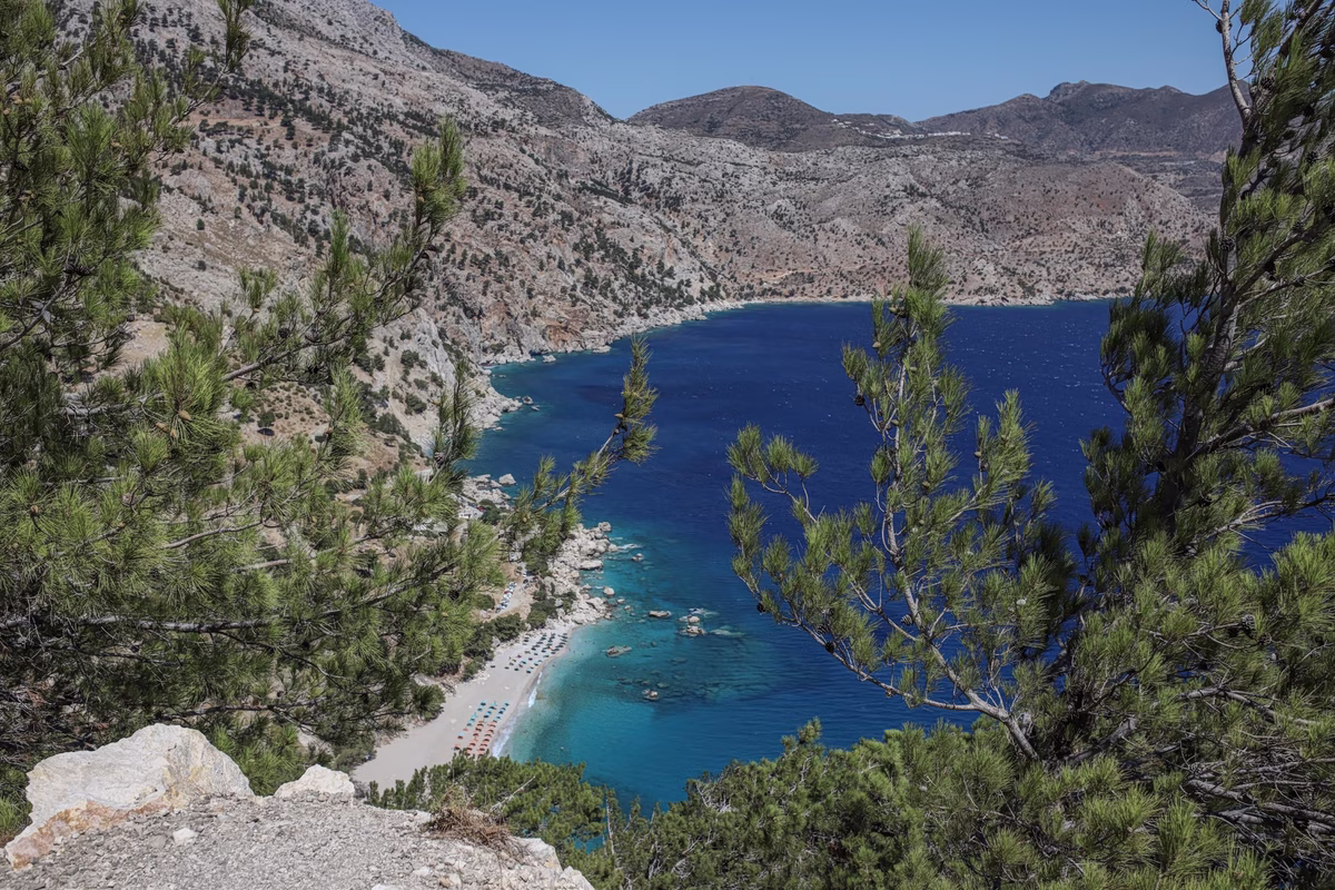 Εικόνα που δείχνει τη δημοφιλή παραλία Άπελλα στην Κάρπαθο από ψηλά
