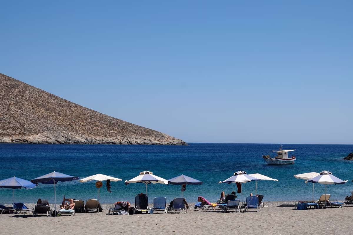 εικόνα που δείχνει ομπρέλες σε παραλία της Αστυπάλαιας