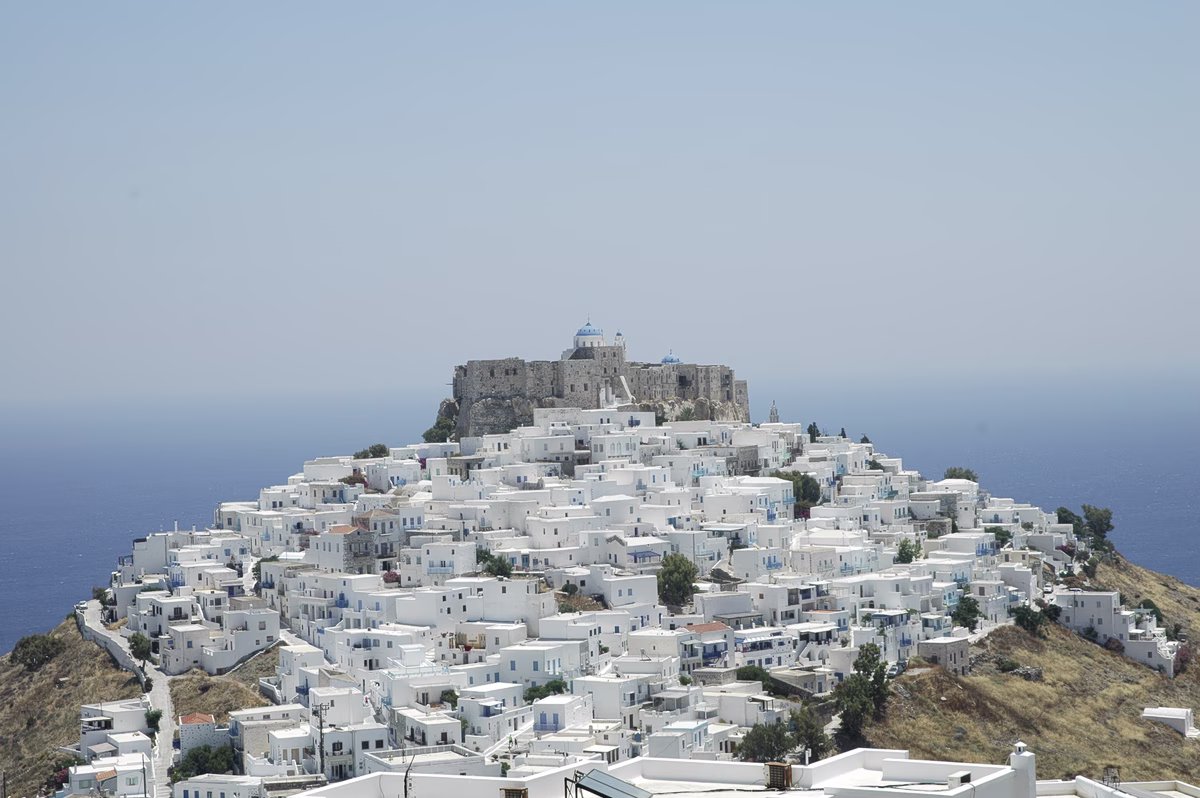 εικόνα που δείχνει το κάστρο της Αστυπάλαιας με φόντο το γαλάζιο του Αιγαίου