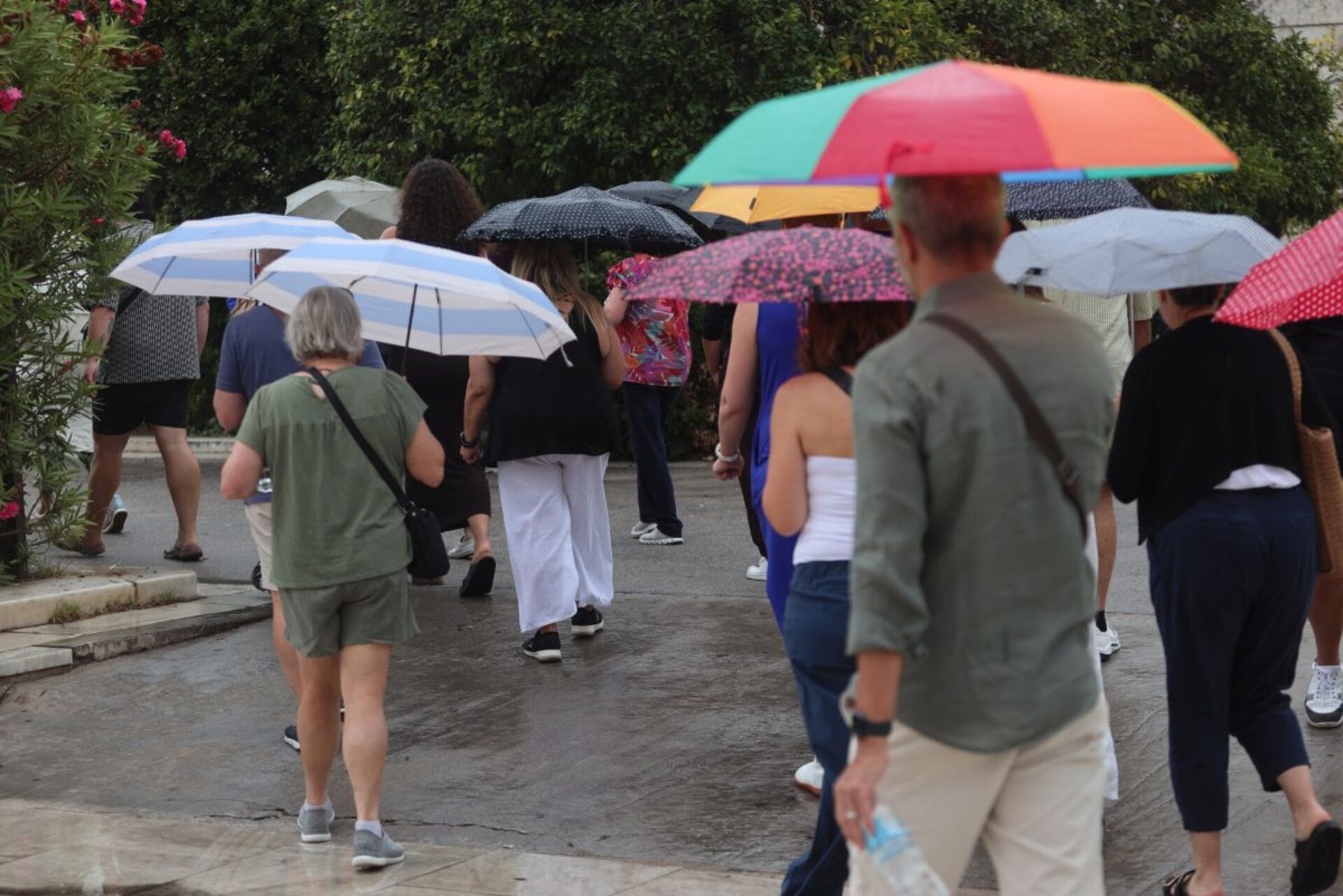 Καιρός: 35αρια πριν το μπαράζ βροχών και καταιγίδων – Πότε έρχεται καύσωνας