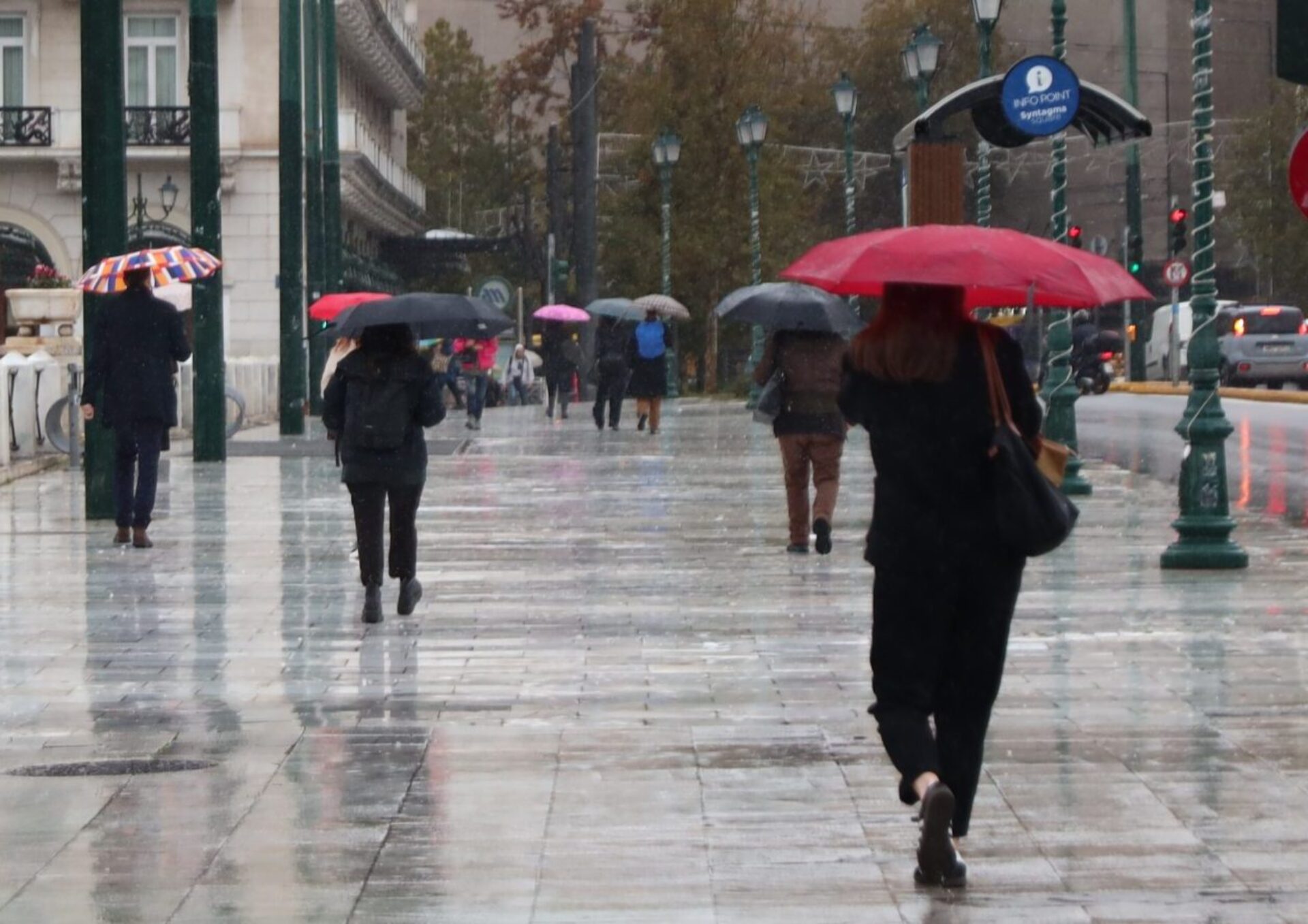 Σε εξέλιξη η κακοκαιρία – Βροχές, καταιγίδες και χαλάζι πλήττουν τη χώρα