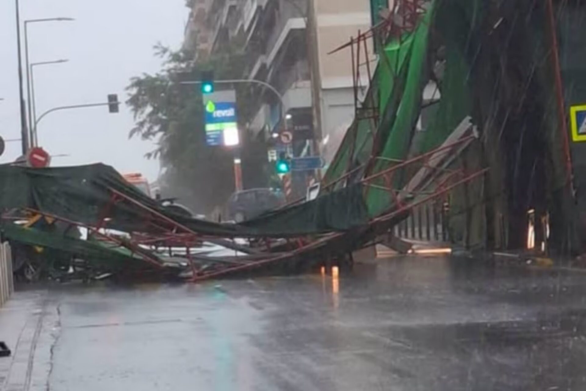  Κακοκαιρία: Κατέρρευσε σκαλωσιά στον Πειραιά – Διακόπηκε η κυκλοροφία του Τραμ