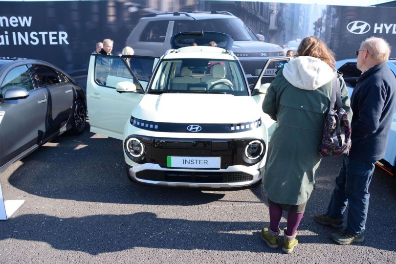 hyundai-inster-anthropoi-kosmos