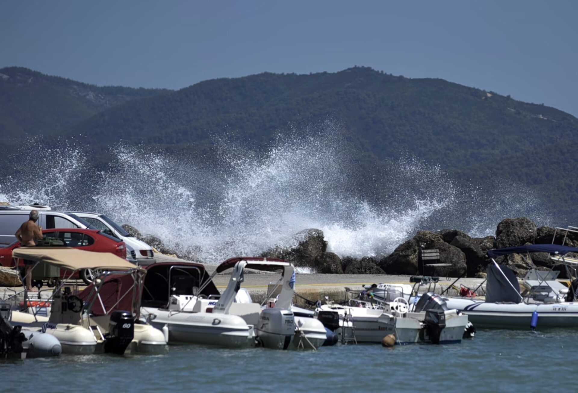 Εκρηκτικό κοκτέιλ με βοριάδες έως 8 μποφόρ, 39άρια και Red Code για φωτιά σε 7 περιφέρειες