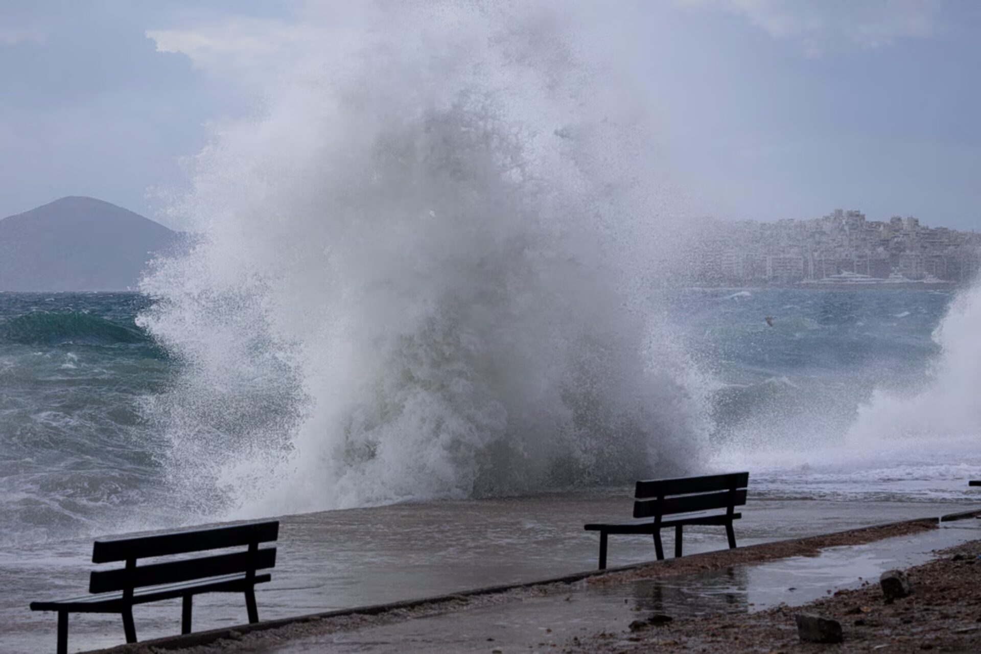 Καιρός: Συναγερμός για φωτιές σε 4 Περιφέρειες – Θυελλώδεις άνεμοι, βροχές και πτώση της θερμοκρασίας