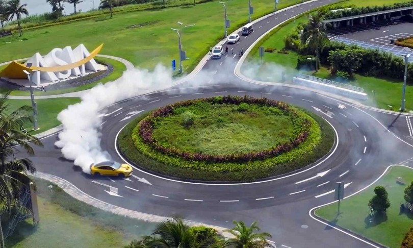 3-xiaomi-su7-ultra-drift-kyklikos-komvos-roundabout