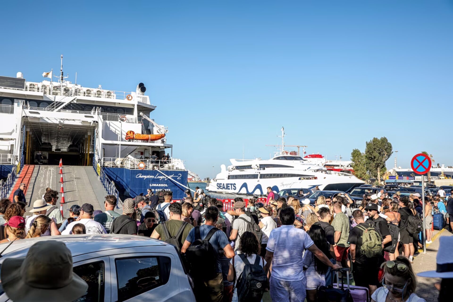 Κορυφώνεται η έξοδος των αδειούχων – Χιλιάδες επιβάτες αναχωρούν από τα λιμάνια