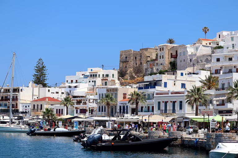φωτογραφία που δείχνει στιγμιότυπο από το λιμάνι της Νάξου, στις Κυκλάδες