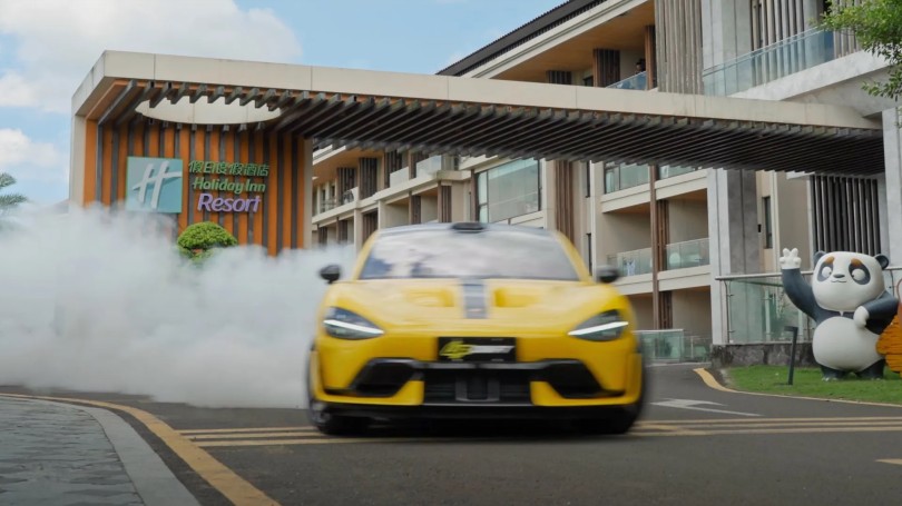 2-xiaomi-su7-ultra-drift-xenodoxeio-ksenodoxeio-hotel-holiday-inn