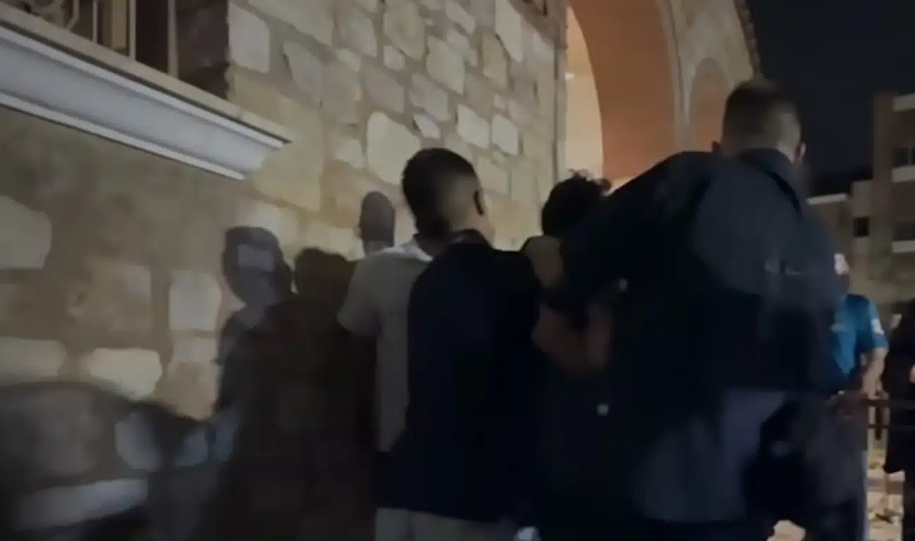 Aγρυπνία για τον Μαζωνάκη - Άγριο ξύλο έξω από το ναό σε επιδειξία 1 1 59