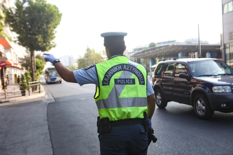 https://ellada.press/wp-content/uploads/2026/09/1789585206_634_Το-φανάρι-λέει-πράσινο-και-ο-τροχονόμος-STOP-Ποιον.jpg