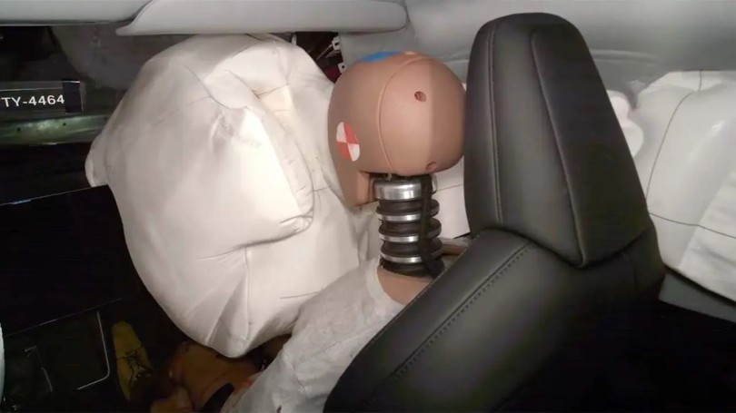 tesla-aerosakos-crash-test-airbag