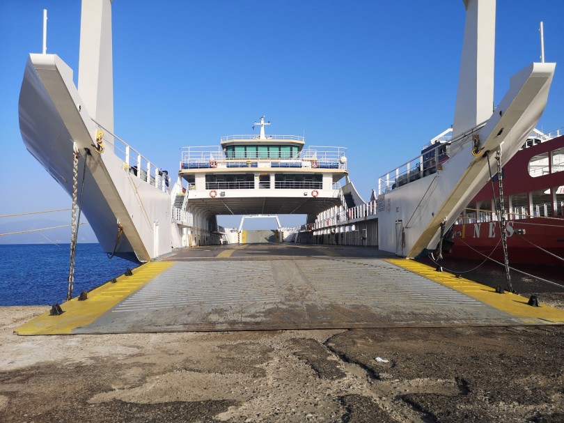 karavi-rio-antirrio-ferry-boat-ploio