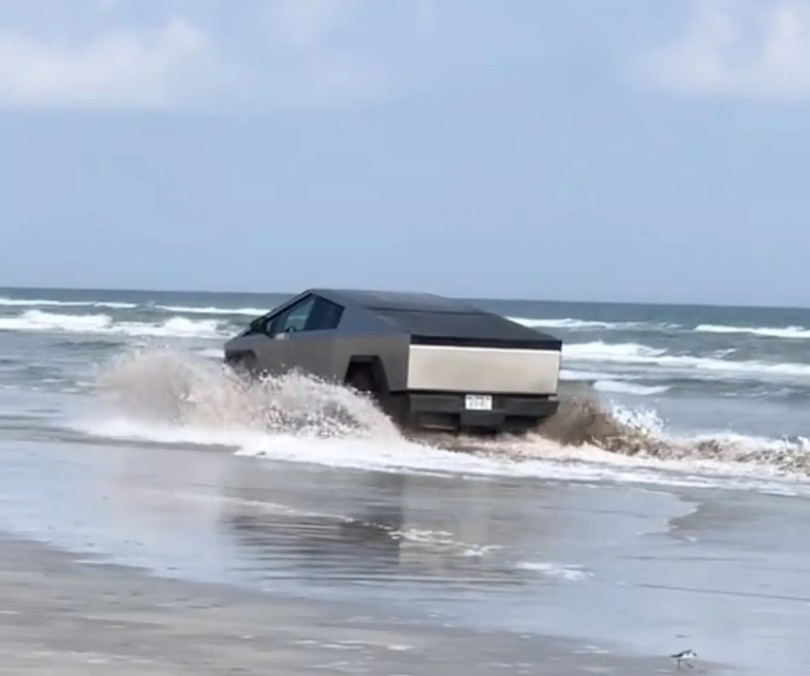 tesla-cybertruck-nero-thalassa-pick-up
