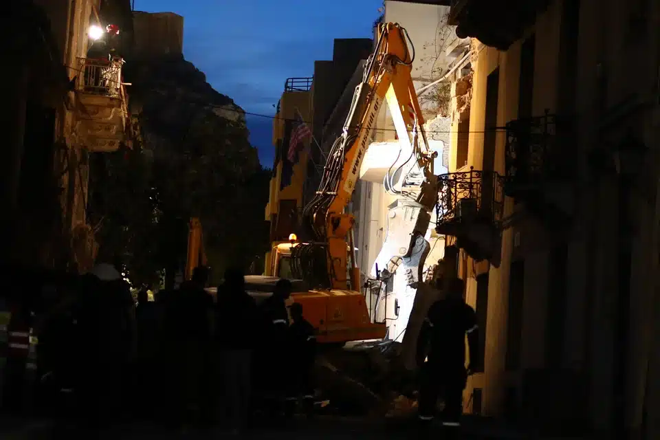 Εντοπίστηκε νεκρή γυναίκα από τα χαλάσματα του κτιρίου στην Πλάκα - Συνεχίζεται η έρευνα για τους άλλους 5 αγνοουμένους 4 plaka brady ktirio erevnes b.jpg