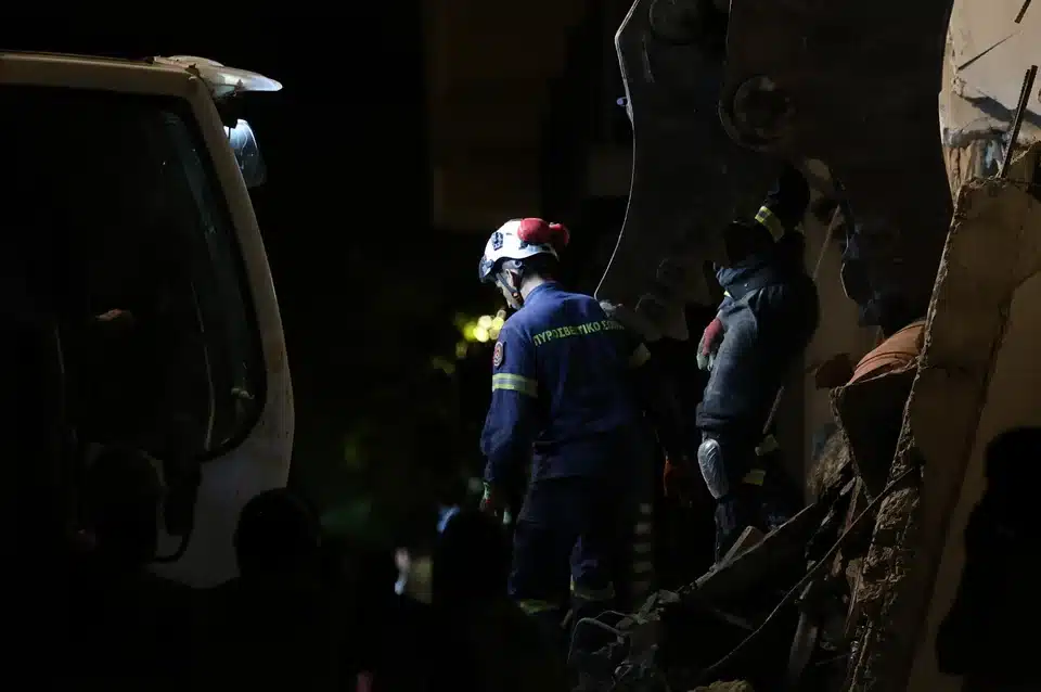 Εντοπίστηκε νεκρή γυναίκα από τα χαλάσματα του κτιρίου στην Πλάκα - Συνεχίζεται η έρευνα για τους άλλους 5 αγνοουμένους 6 plaka brady ktirio erevnes d.jpg