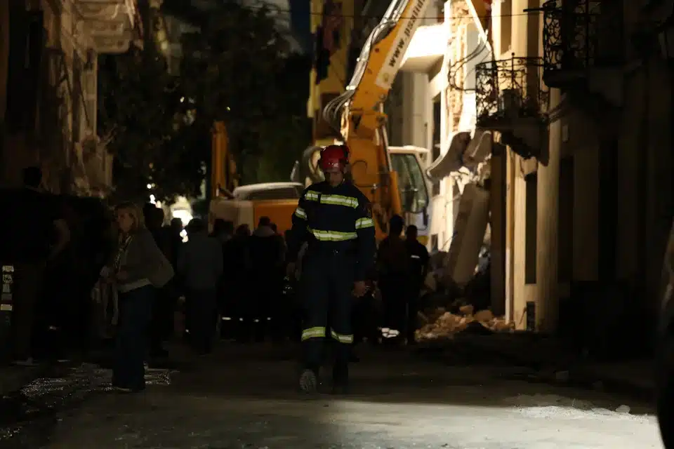 Εντοπίστηκε νεκρή γυναίκα από τα χαλάσματα του κτιρίου στην Πλάκα - Συνεχίζεται η έρευνα για τους άλλους 5 αγνοουμένους 7 plaka brady ktirio erevnes e.jpg