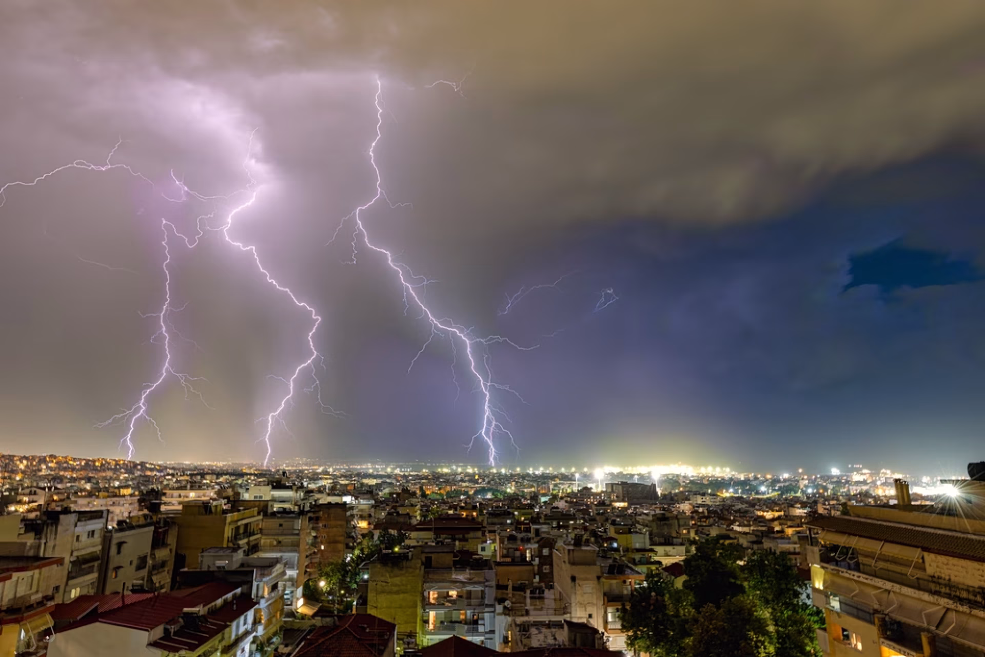 Καιρός σήμερα: Πού χτυπά «κόκκινο» η κακοκαιρία – Πότε επιστρέφουν ζέστη και καλοκαίρι