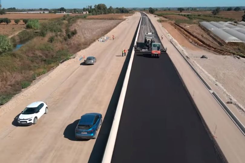 https://ellada.press/wp-content/uploads/2026/09/Πόσοι-άνθρωποι-χρειάζονται-για-την-κατασκευή-ενός-νέου-δρόμου-στην.png
