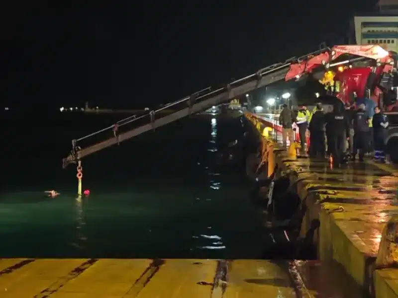 Μαθεύτηκε όλη η αλήθεια για τον 82χρονο οδηγό και την οικογένειά του που πέθαναν χθες στο λιμάνι του Πειραιά – Έτσι έγινε η τραγωδία, αυτό έκανε και έπεσαν στη θάλασσα 3 peiraias orange.png