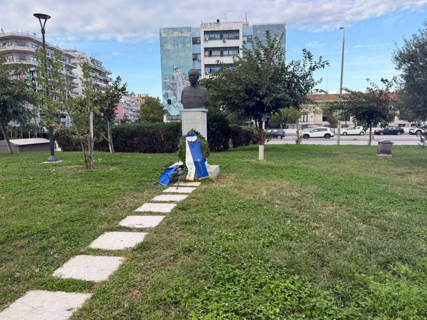 Η Καρυστιανού κατέθεσε τελικά μόνη της στεφάνι στη Θεσσαλονίκη για την 28η Οκτωβρίου, δείτε βίντεο